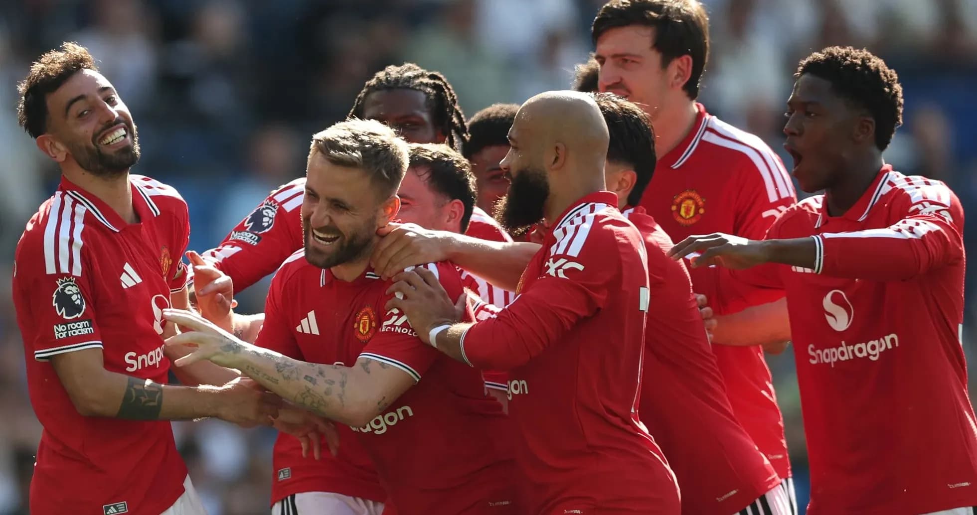 Jugadores de Manchester United celebrando un gol juntos Jugadores de Manchester United celebrando un gol juntos