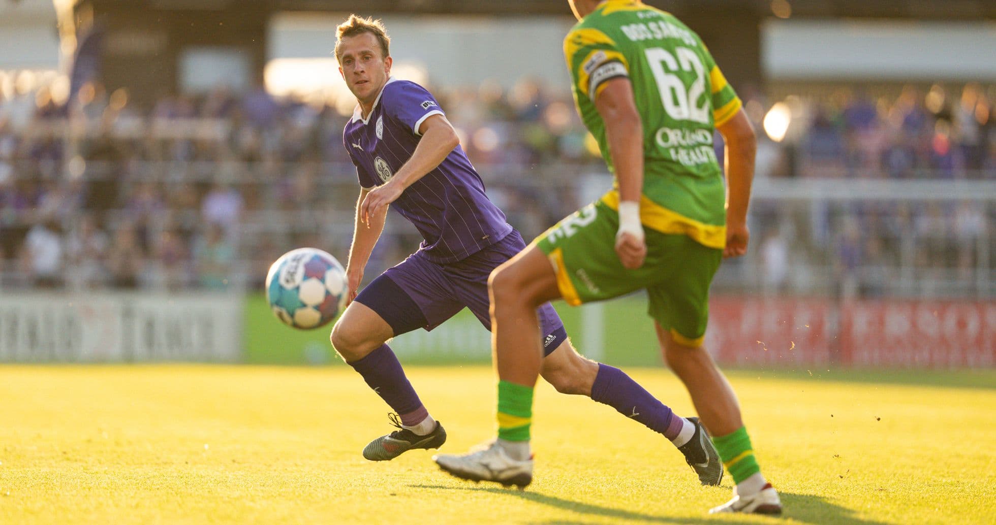 Jugador de Louisville City pasando el balón Jugador de Louisville City pasando el balón
