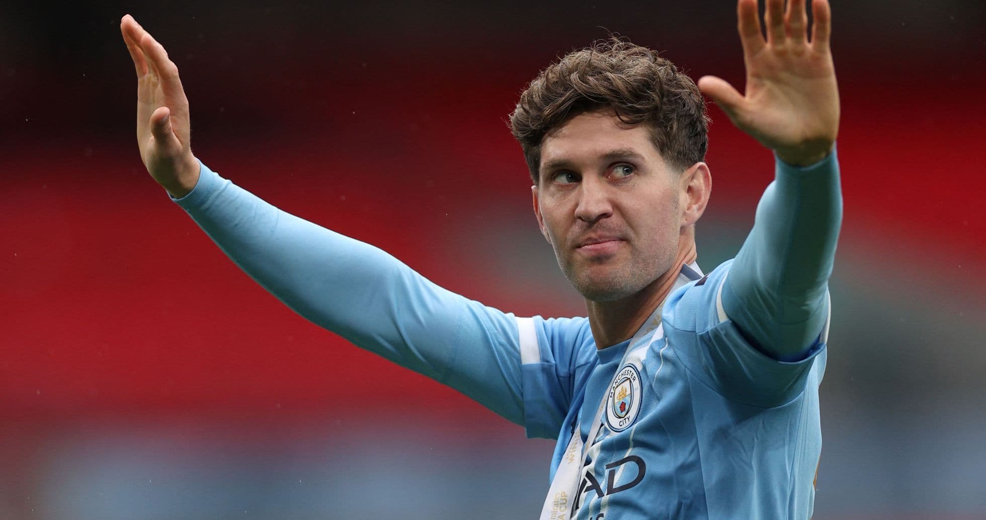 Jugador saludando con la mano en el campo Jugador saludando con la mano en el campo