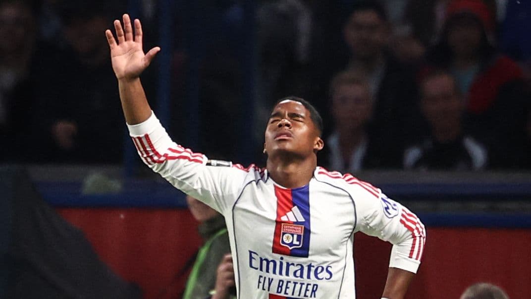 Jugador de Lyon celebrando un gol en el partido Jugador de Lyon celebrando un gol en el partido