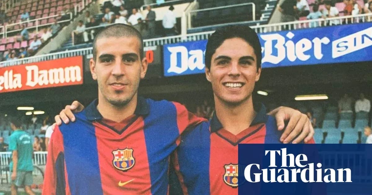 Dos jugadores de FC Barcelona posando juntos Dos jugadores de FC Barcelona posando juntos