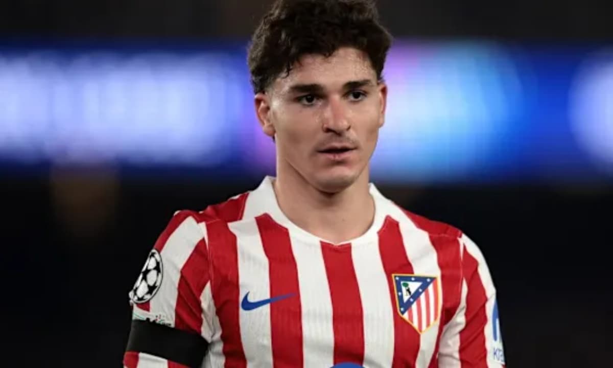 Jugador de Atlético de Madrid en partido de fútbol Jugador de Atlético de Madrid en partido de fútbol