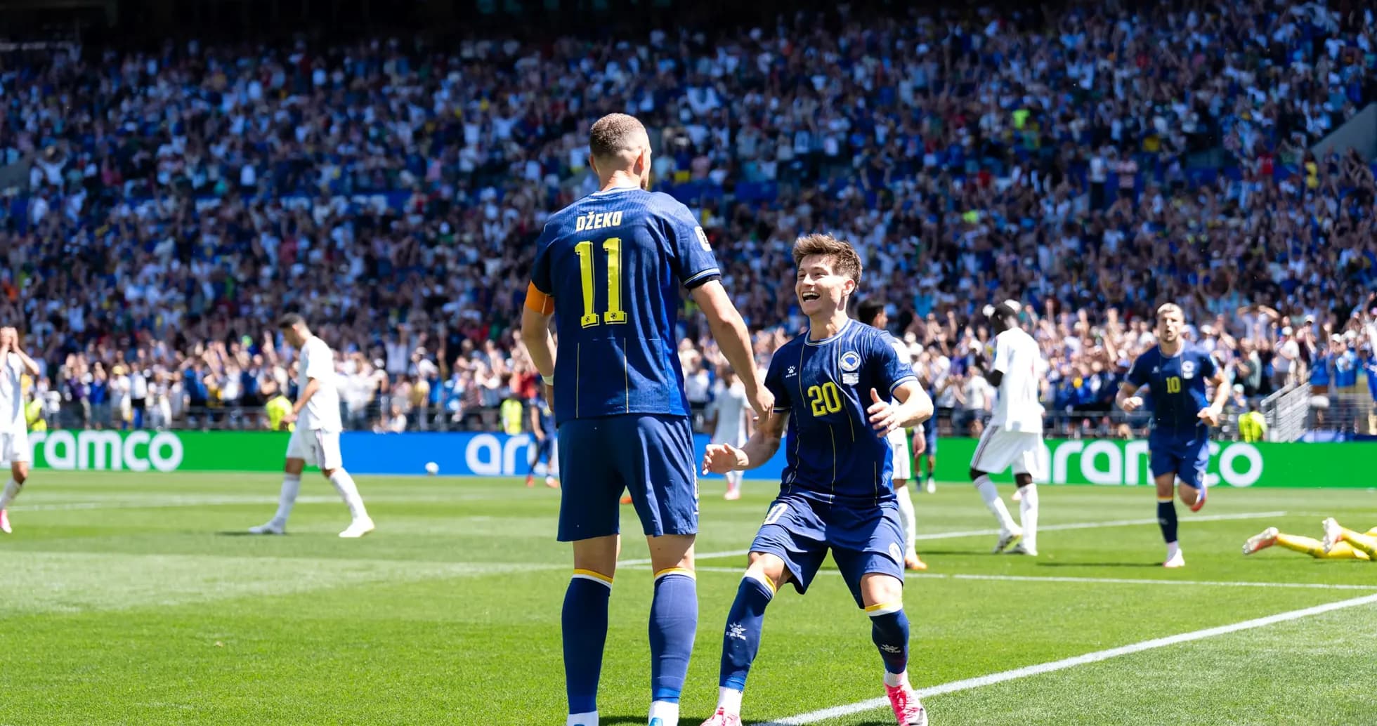 Džeko y compañero celebrando un gol Džeko y compañero celebrando un gol