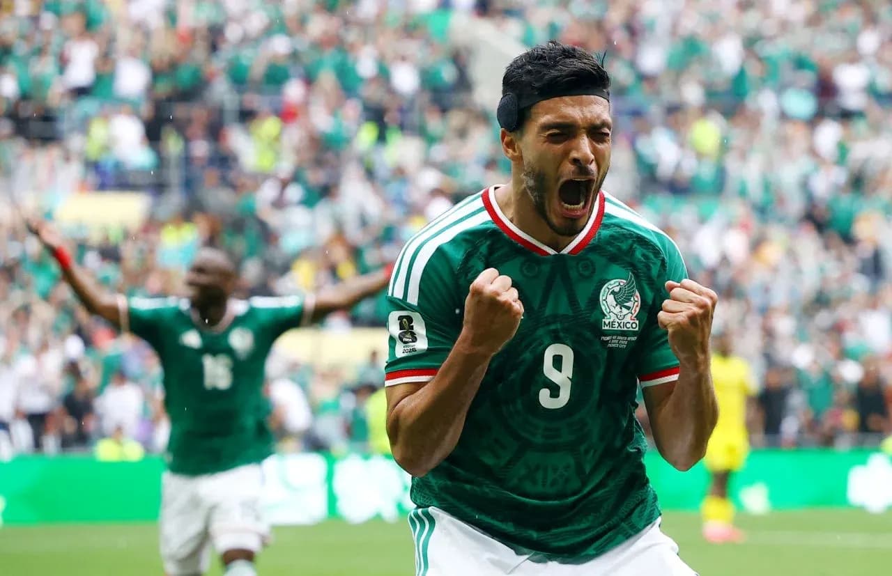 Jugador mexicano celebrando un gol en el Mundial Jugador mexicano celebrando un gol en el Mundial