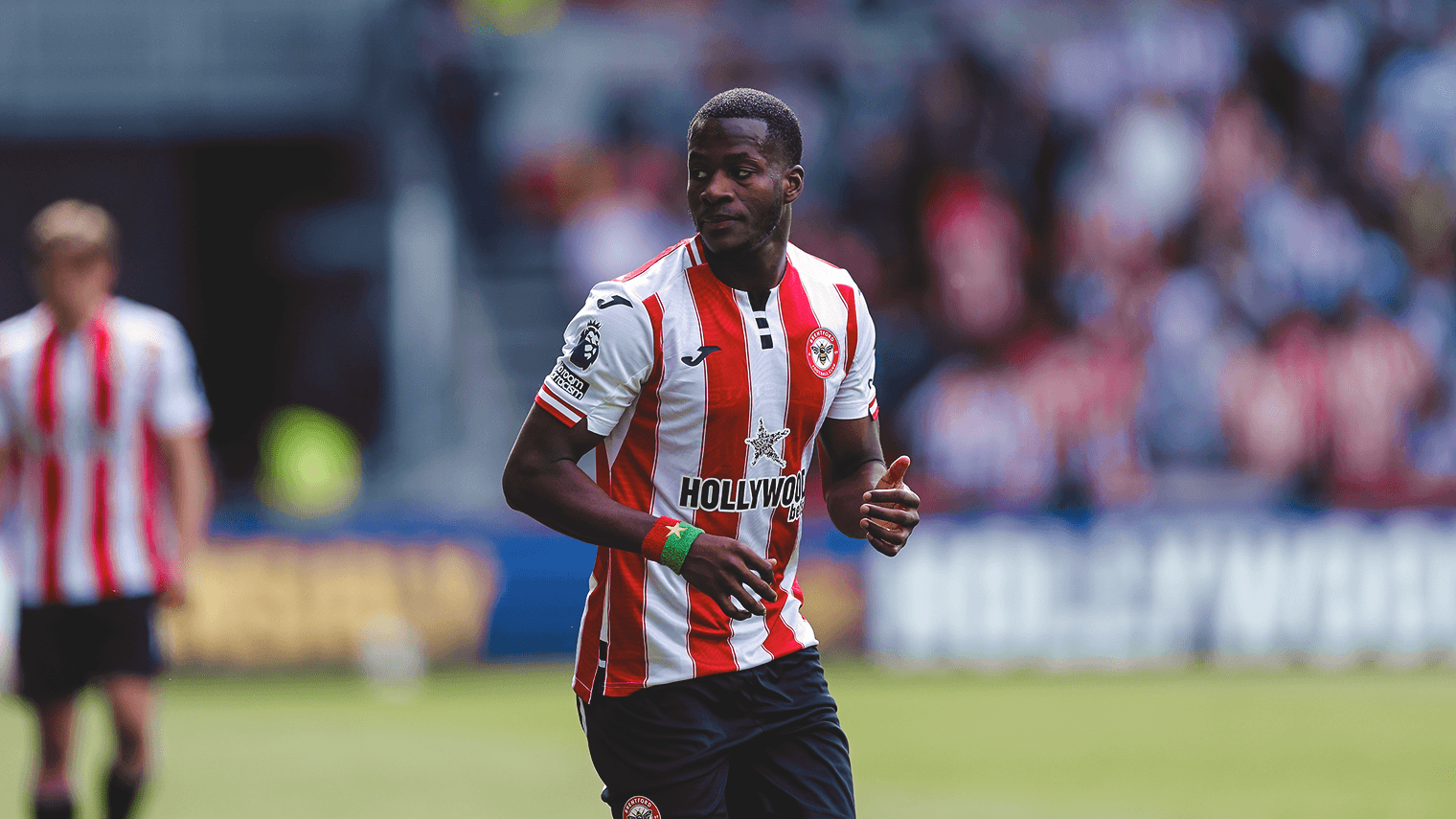 Jugador de Brentford en el campo Jugador de Brentford en el campo