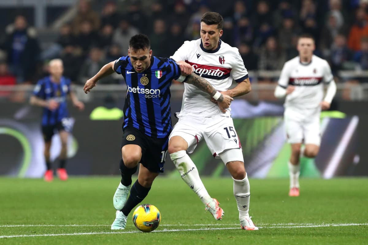 Luchando por el balón en el partido Bologna vs Inter Luchando por el balón en el partido Bologna vs Inter