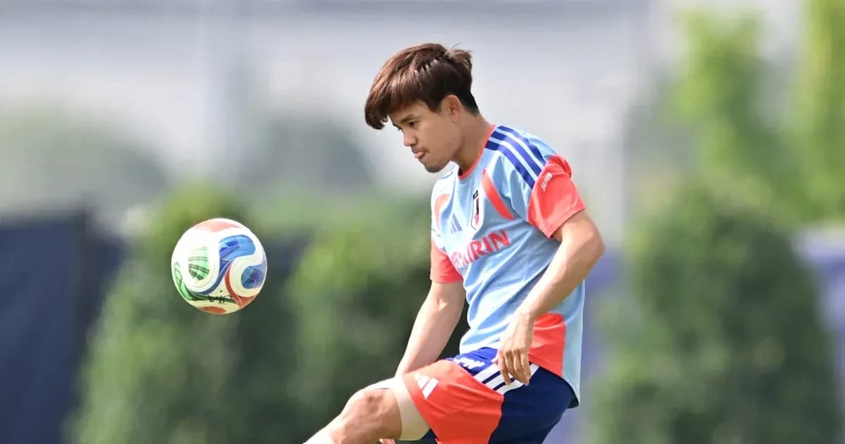 Jugador japonés entrenando y golpeando el balón Jugador japonés entrenando y golpeando el balón