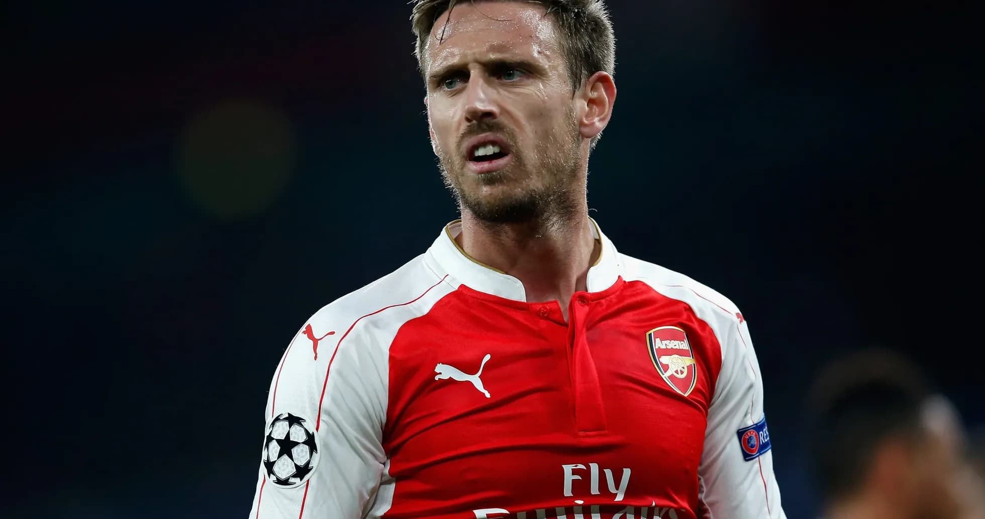 Jugador de Arsenal en partido de la UEFA Champions League Jugador de Arsenal en partido de la UEFA Champions League