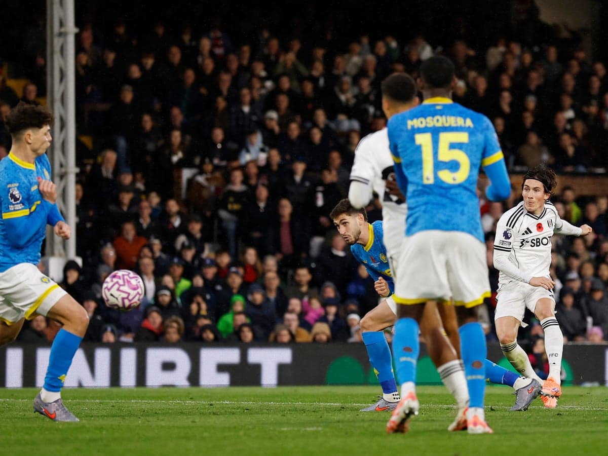 Jugador de Fulham disparando a portería Jugador de Fulham disparando a portería