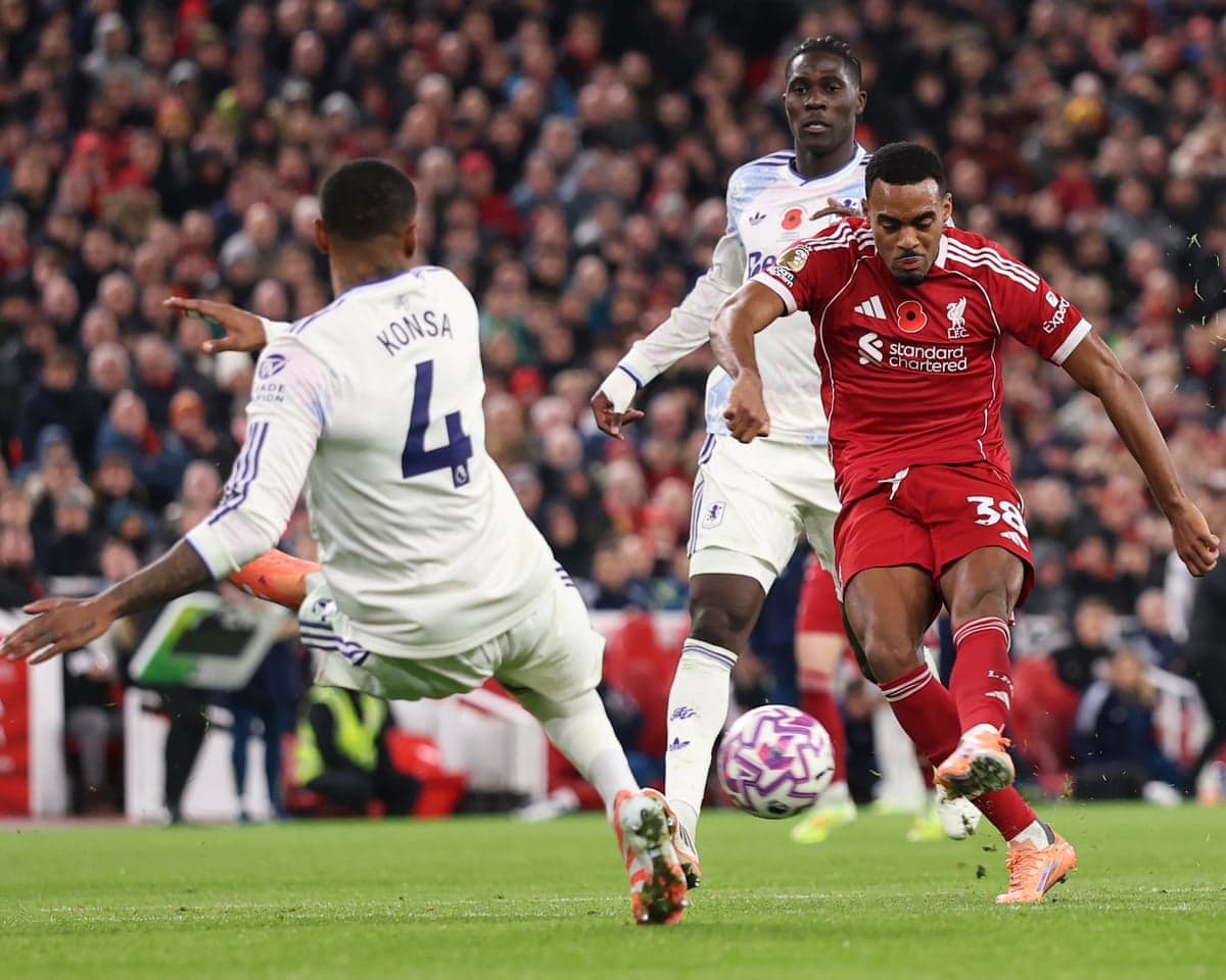 Jugador de Liverpool disparando durante el partido Jugador de Liverpool disparando durante el partido