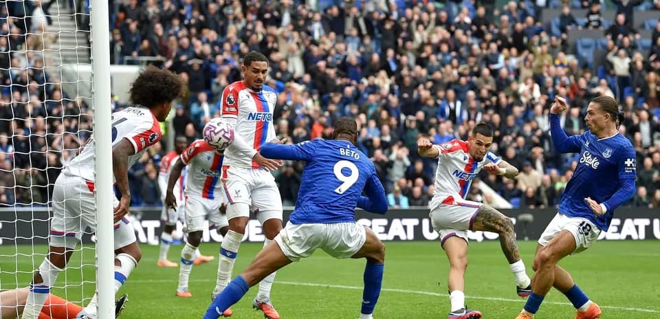Jugadores de Crystal Palace y Everton en acción Jugadores de Crystal Palace y Everton en acción