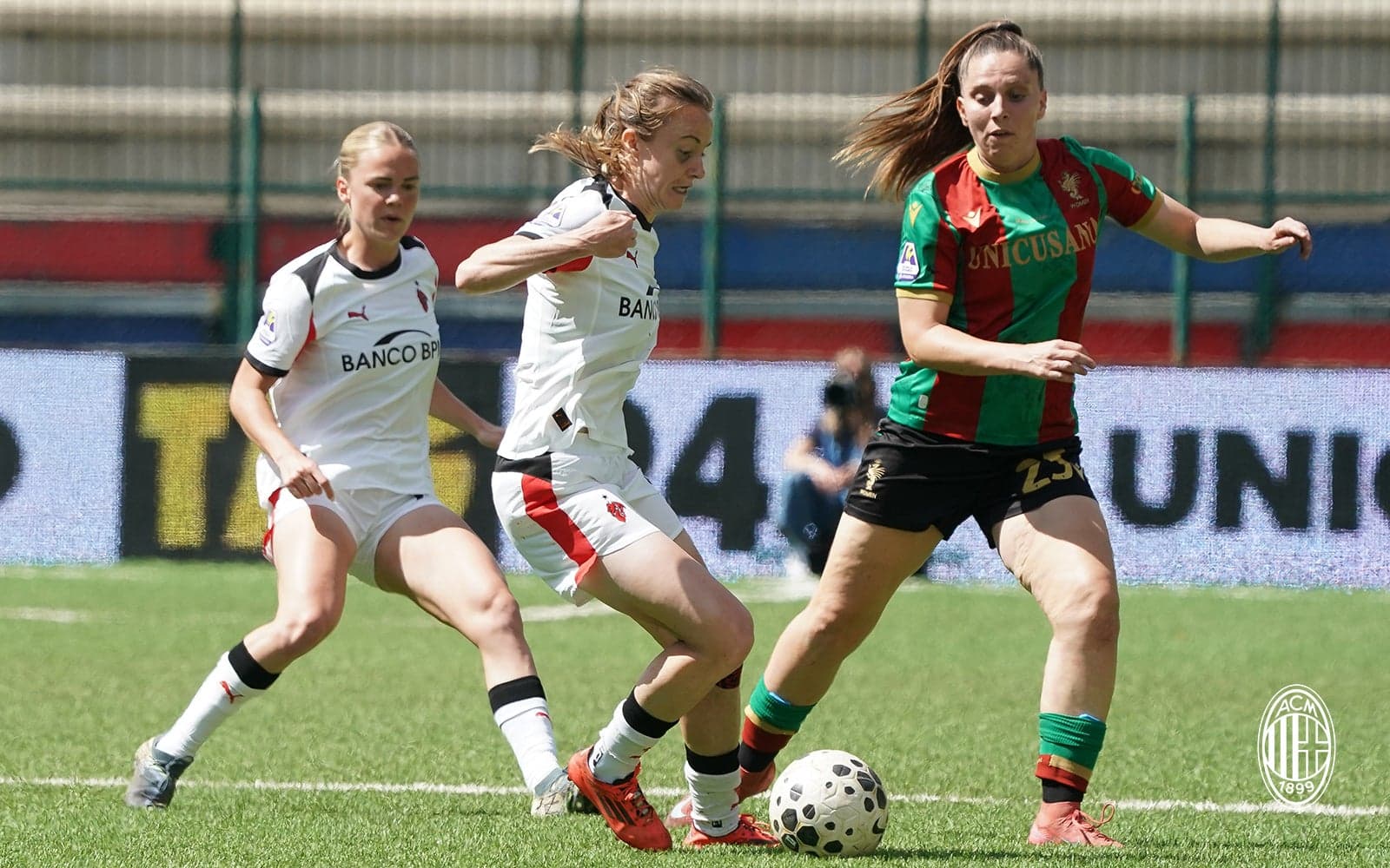Tres jugadoras compiten por el balón en partido Tres jugadoras compiten por el balón en partido