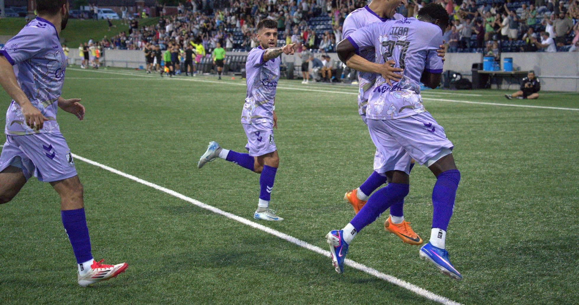 Jugadores celebrando un gol durante el partido Jugadores celebrando un gol durante el partido