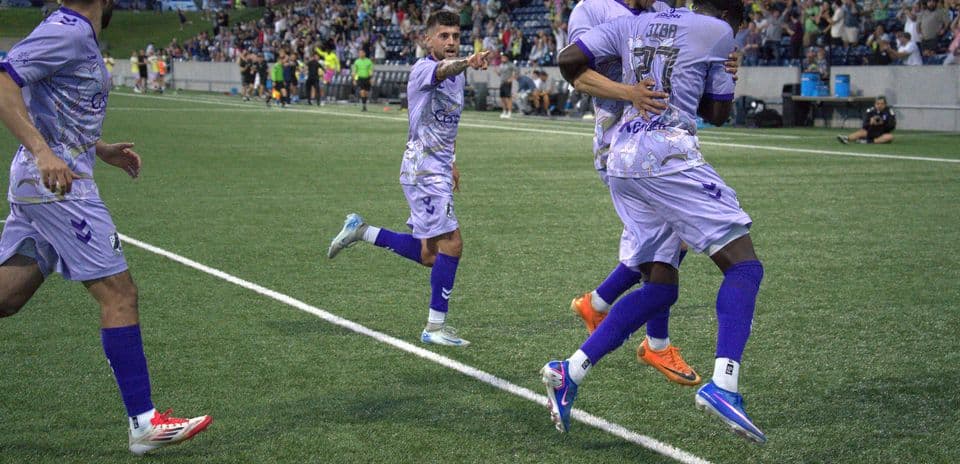 Jugadores celebrando un gol durante el partido Jugadores celebrando un gol durante el partido