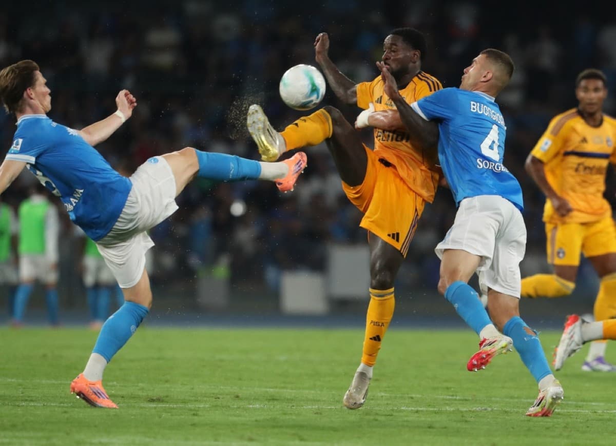 Jugadores de Pisa y Napoli en acción Jugadores de Pisa y Napoli en acción