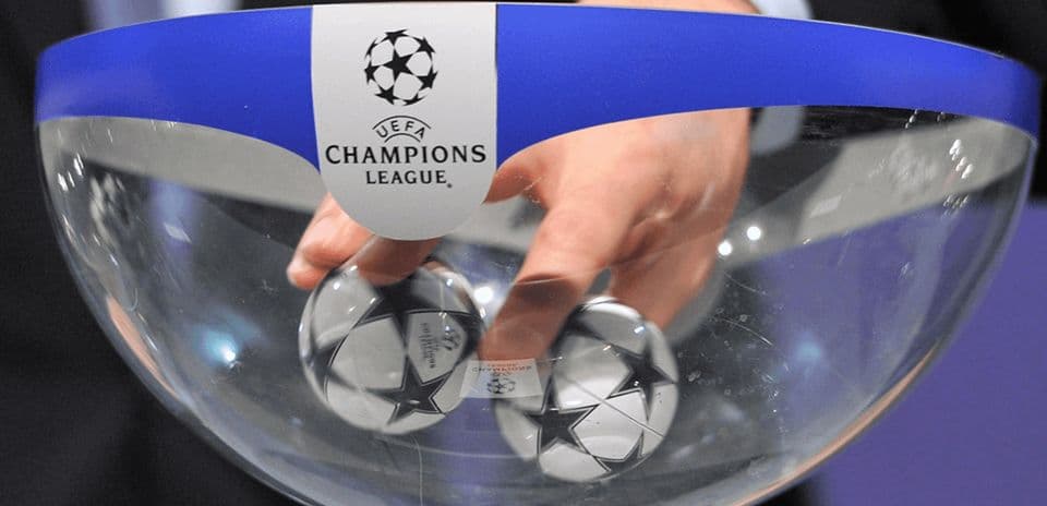 Sorteo de la UEFA Champions League con balones Sorteo de la UEFA Champions League con balones
