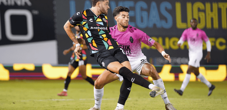 Jugadores compitiendo en el partido de fútbol Jugadores compitiendo en el partido de fútbol