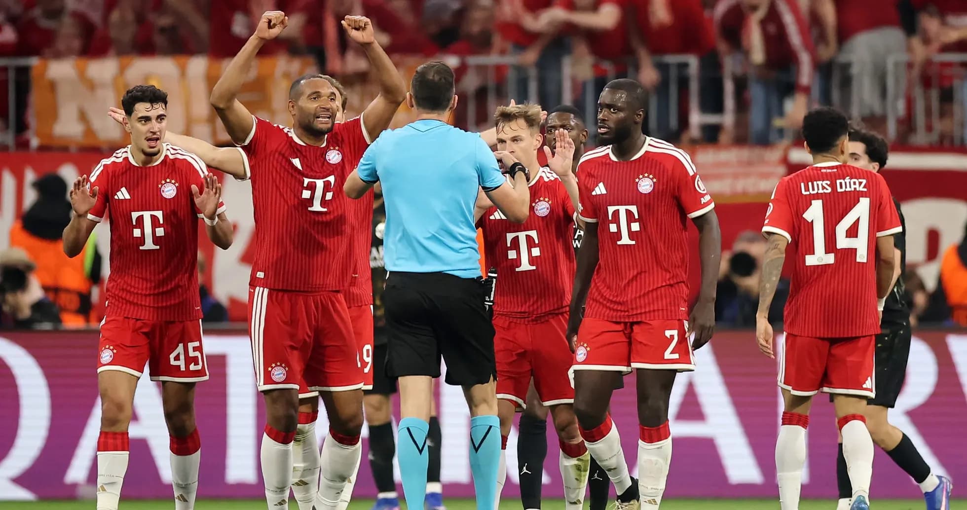 Jugadores de Bayern discutiendo con el árbitro Jugadores de Bayern discutiendo con el árbitro