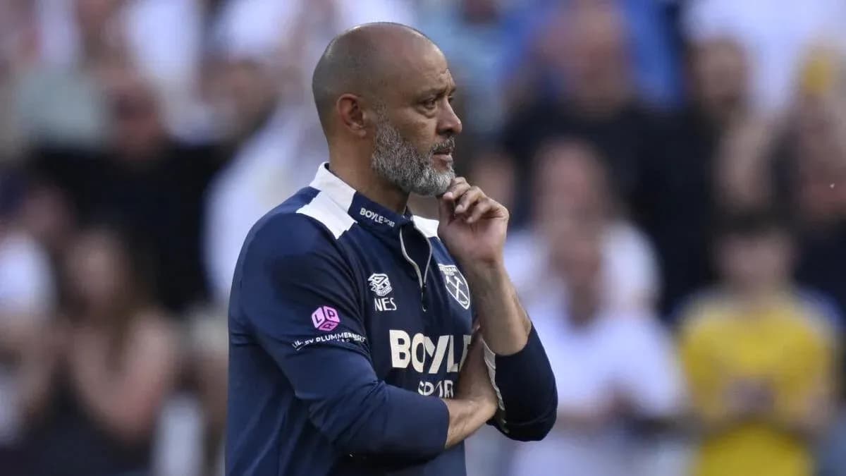 Entrenador pensativo durante un partido de fútbol Entrenador pensativo durante un partido de fútbol