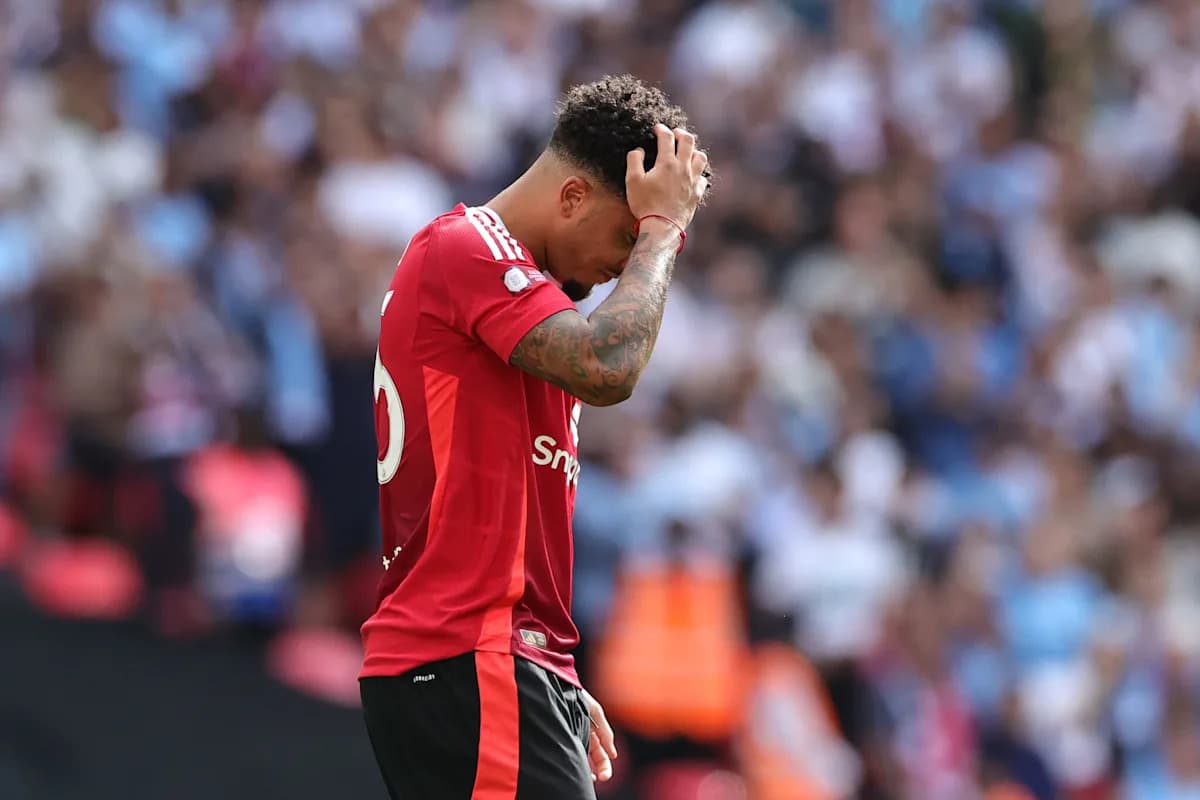 Jugador con camiseta roja tocándose la cabeza en el campo Jugador con camiseta roja tocándose la cabeza en el campo