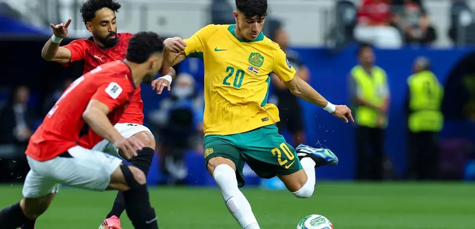 Jugador de Australia driblando a oponente egipcio Jugador de Australia driblando a oponente egipcio