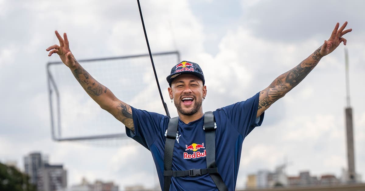 Neymar posando con los brazos levantados en evento Neymar posando con los brazos levantados en evento