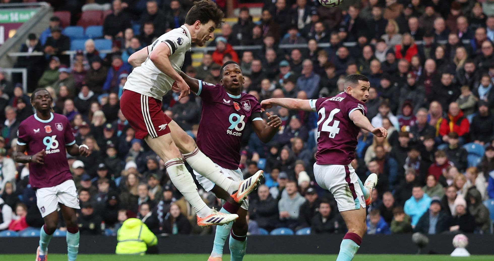 Jugador de Arsenal cabecea el balón contra Burnley Jugador de Arsenal cabecea el balón contra Burnley