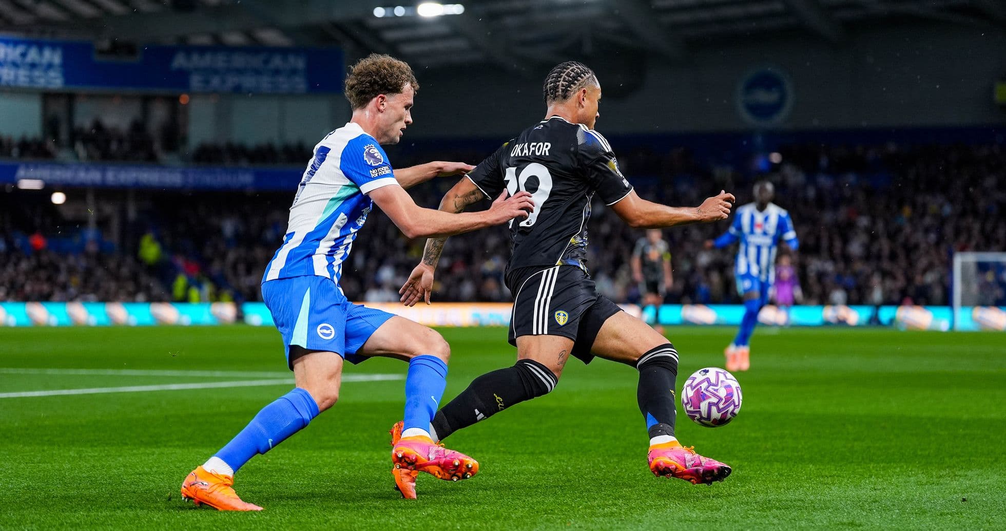 Jugador de Leeds esquivando a rival de Brighton Jugador de Leeds esquivando a rival de Brighton