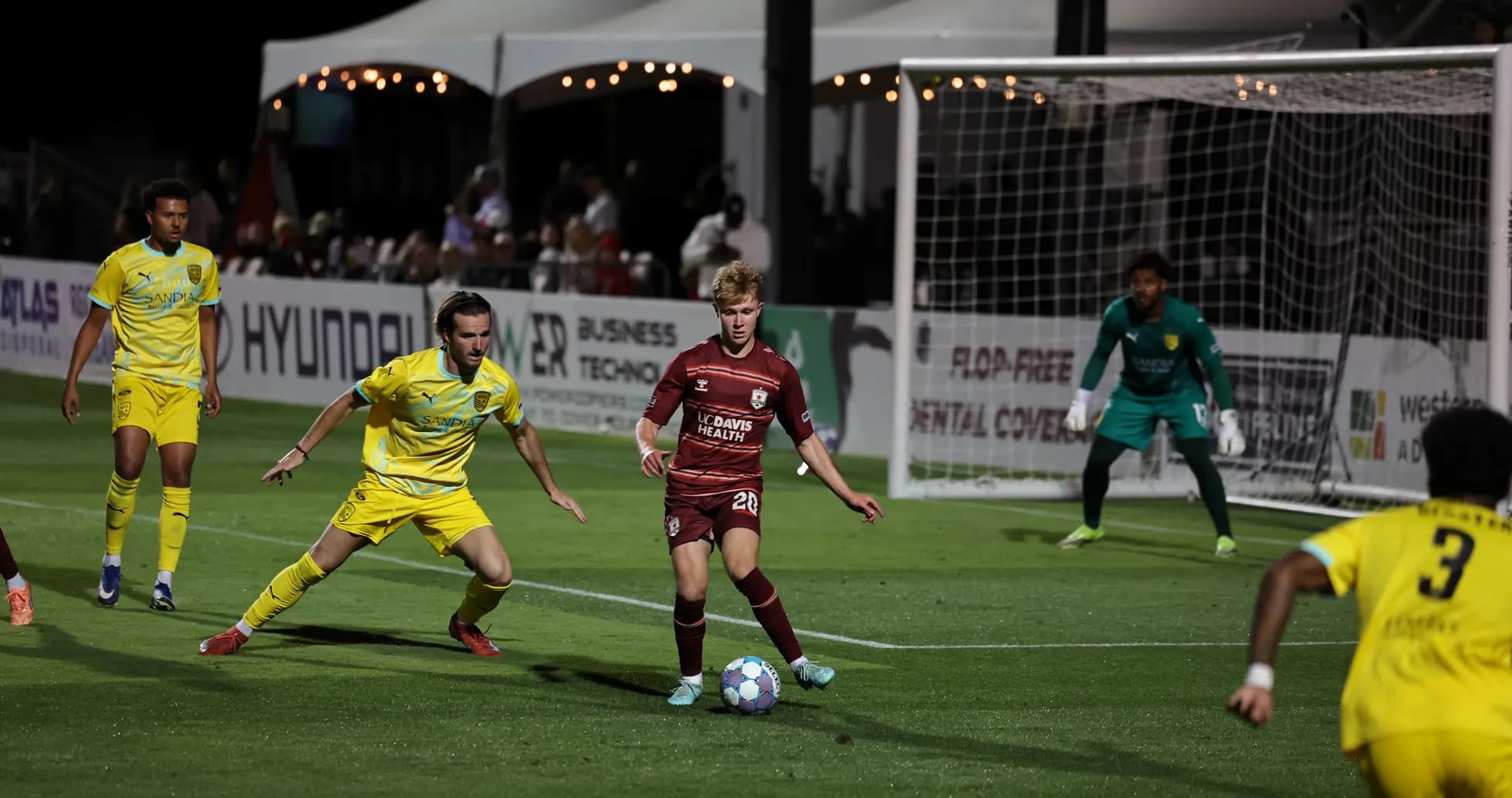 Jugador de Sacramento Republic driblando contra New Mexico United Jugador de Sacramento Republic driblando contra New Mexico United