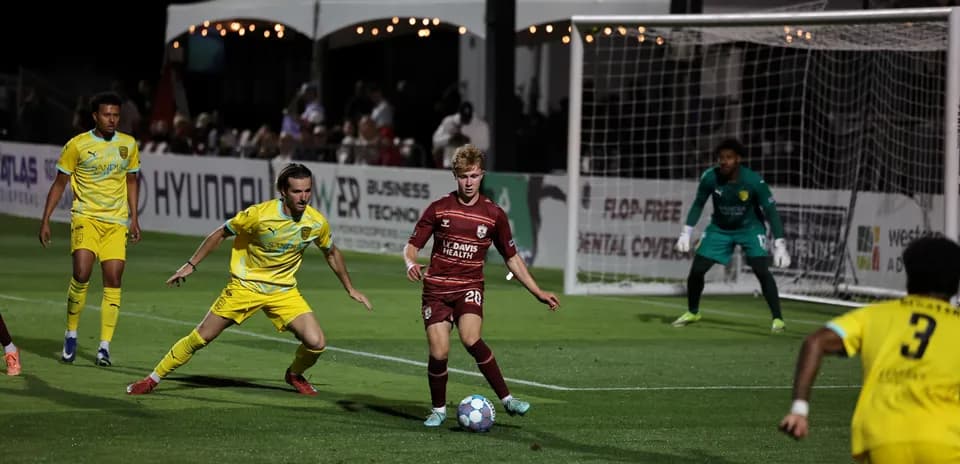 Jugador de Sacramento Republic driblando contra New Mexico United Jugador de Sacramento Republic driblando contra New Mexico United