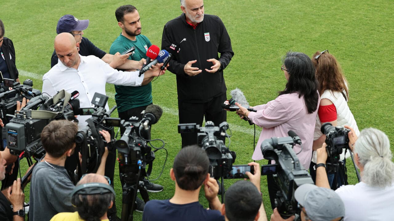 Entrenador respondiendo preguntas de los medios Entrenador respondiendo preguntas de los medios