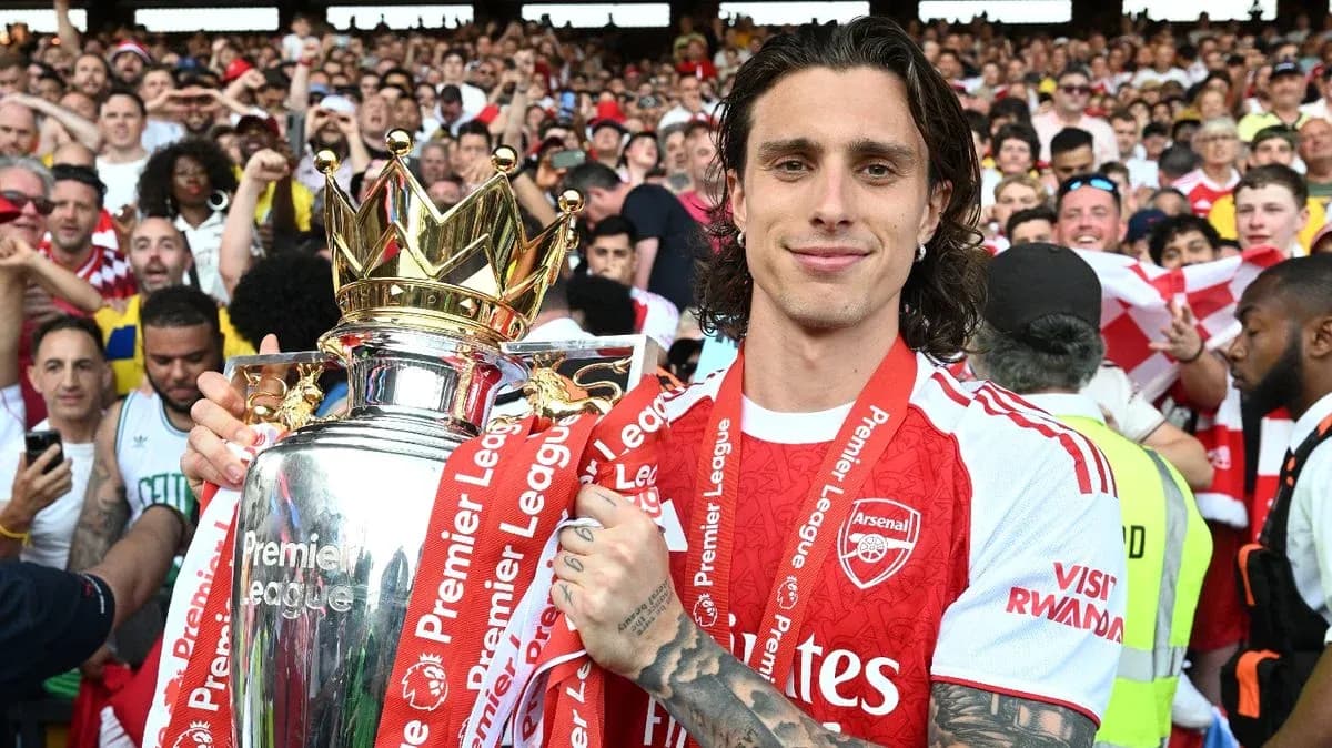 Jugador de Arsenal sosteniendo el trofeo de la Premier League Jugador de Arsenal sosteniendo el trofeo de la Premier League