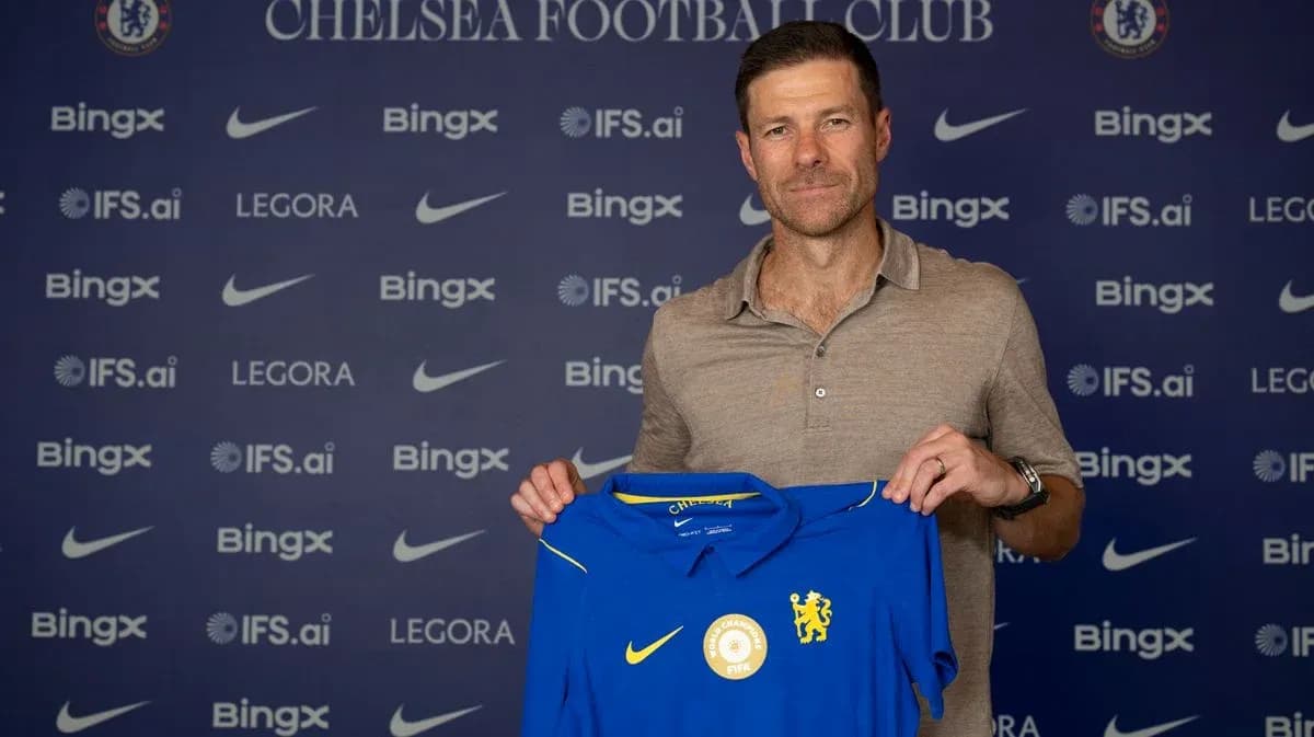 Nuevo entrenador de Chelsea presentando camiseta del club Nuevo entrenador de Chelsea presentando camiseta del club