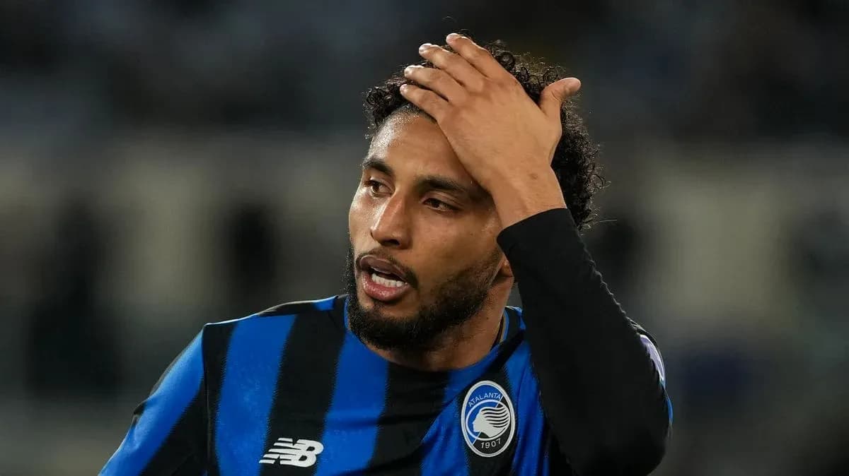 Jugador de Atalanta con camiseta azul y negra Jugador de Atalanta con camiseta azul y negra