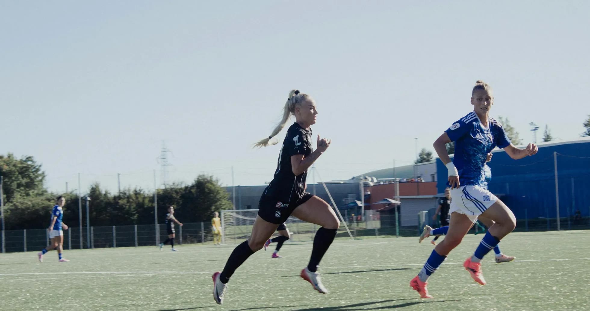 Jugadoras corriendo en partido de fútbol femenino Jugadoras corriendo en partido de fútbol femenino