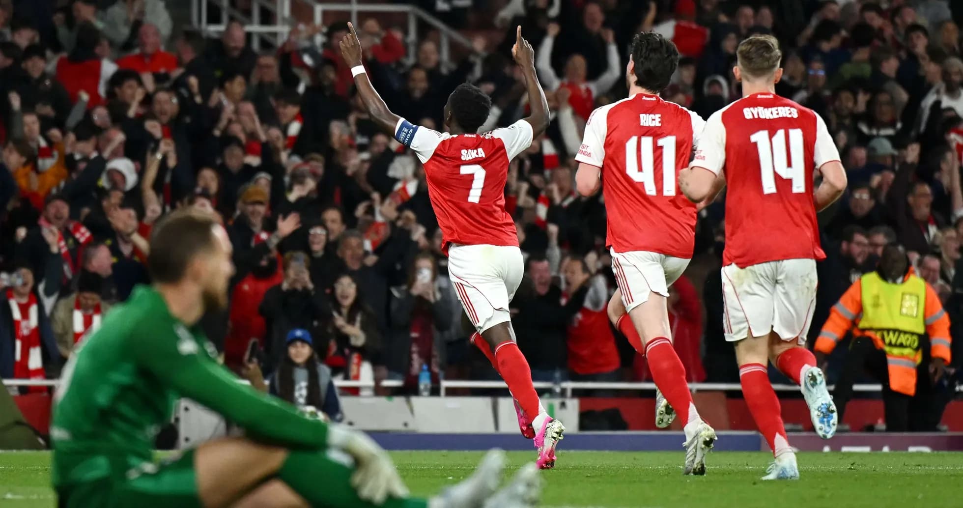 Saka celebra un gol en el partido Saka celebra un gol en el partido