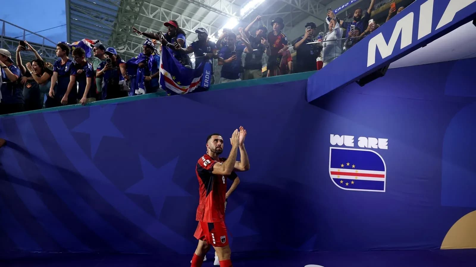 Jugador saludando a aficionados tras el partido Jugador saludando a aficionados tras el partido