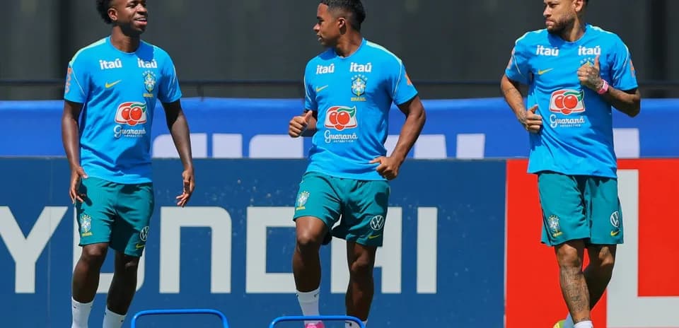 Jugadores de Brasil entrenando antes del partido Jugadores de Brasil entrenando antes del partido
