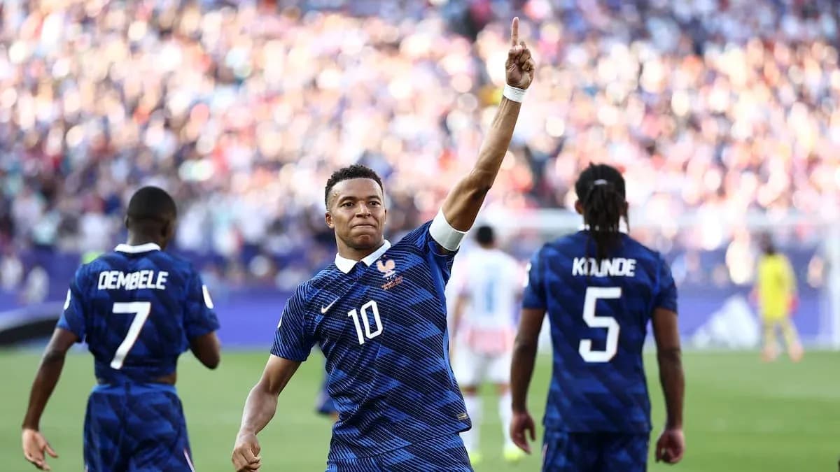 Kylian Mbappé celebrando con compañeros de equipo Kylian Mbappé celebrando con compañeros de equipo