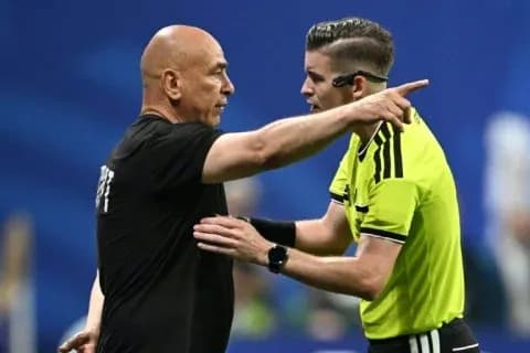 Árbitro discutiendo con un entrenador en el partido Árbitro discutiendo con un entrenador en el partido