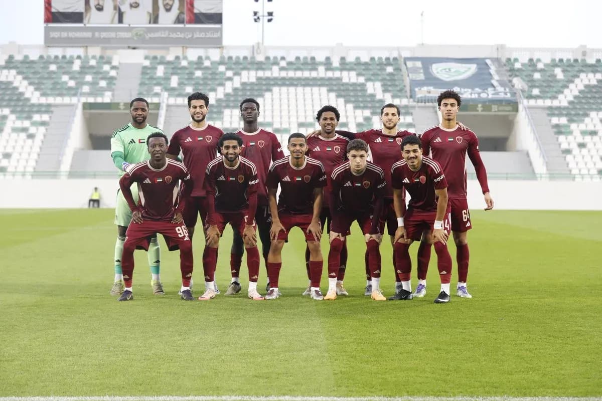 Equipo Al Wahda U23 posando en el estadio Equipo Al Wahda U23 posando en el estadio
