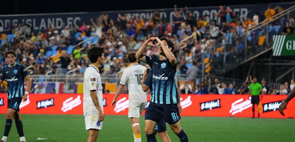 Jugador celebra en partido de Rhode Island Jugador celebra en partido de Rhode Island