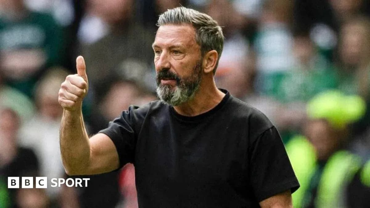 Entrenador haciendo gesto de aprobación durante el partido Entrenador haciendo gesto de aprobación durante el partido