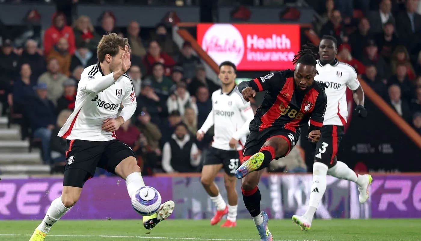 Jugador de Bournemouth disparando a puerta Jugador de Bournemouth disparando a puerta