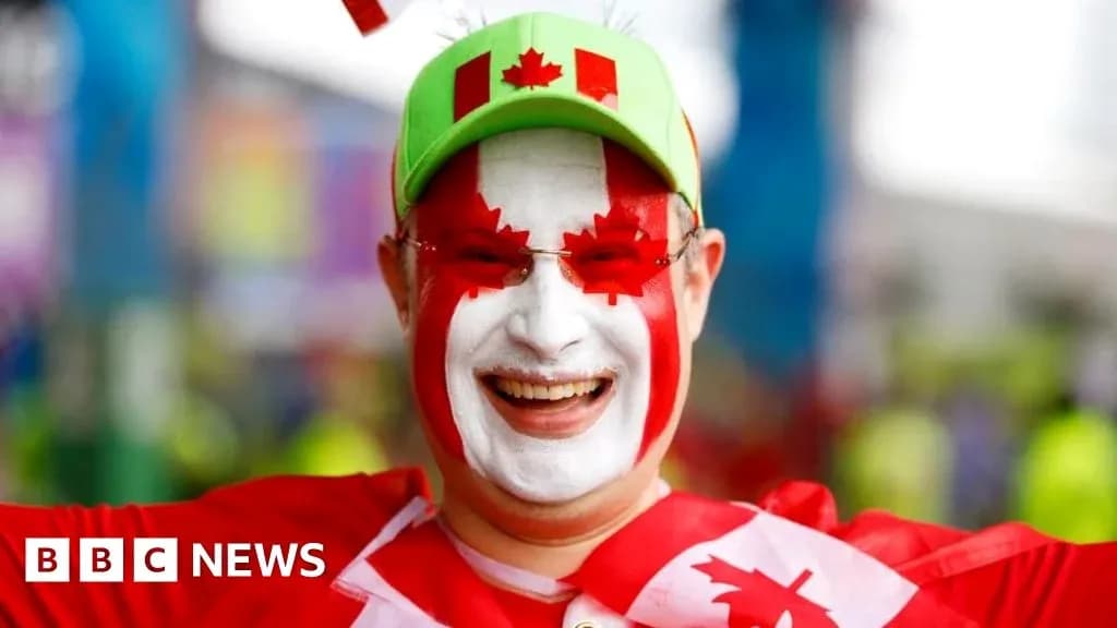 Fan con cara pintada y gorra de Canadá sonriente Fan con cara pintada y gorra de Canadá sonriente