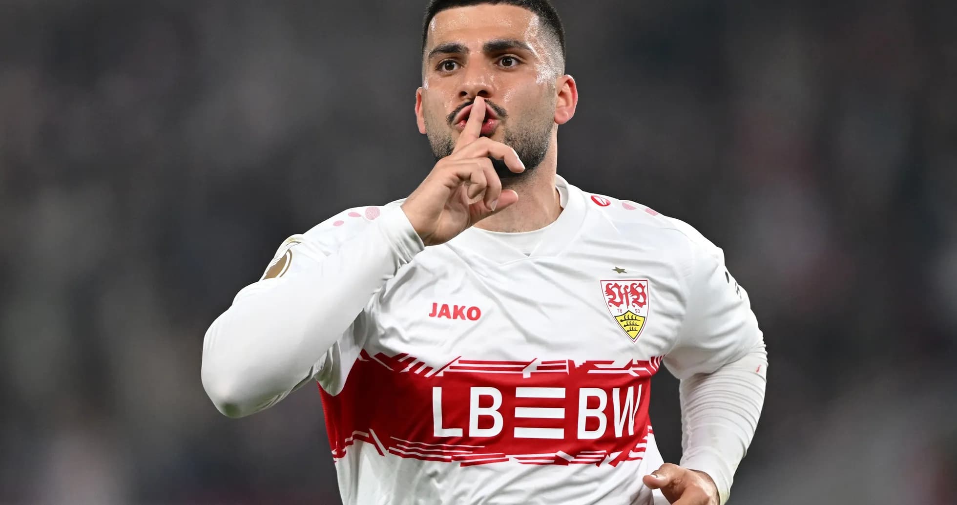 Jugador de Stuttgart celebrando y pidiendo silencio Jugador de Stuttgart celebrando y pidiendo silencio