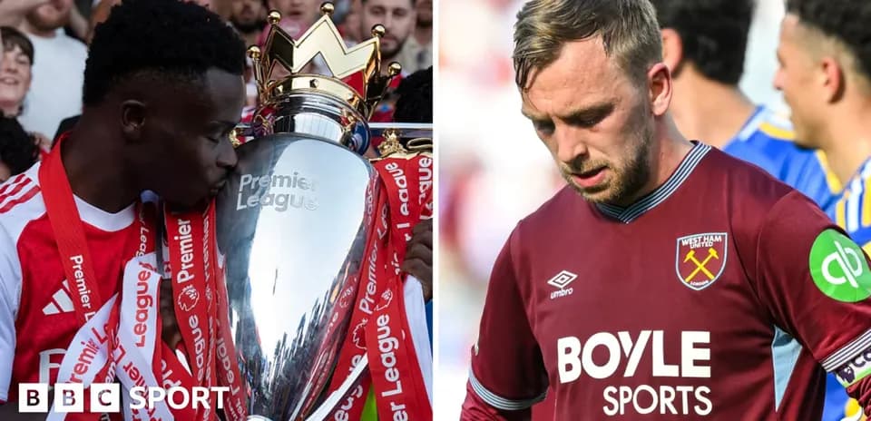 Jugador celebrando con trofeo de Premier League y otro decepcionado Jugador celebrando con trofeo de Premier League y otro decepcionado