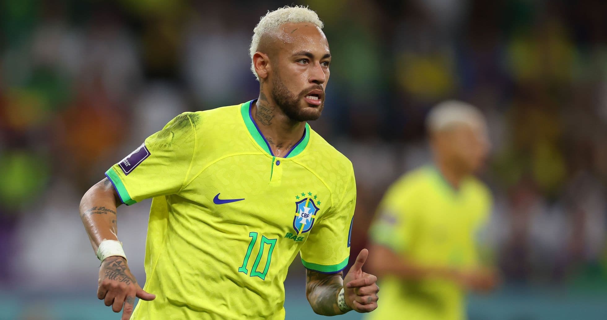 Neymar corriendo en partido con camiseta de Brasil Neymar corriendo en partido con camiseta de Brasil