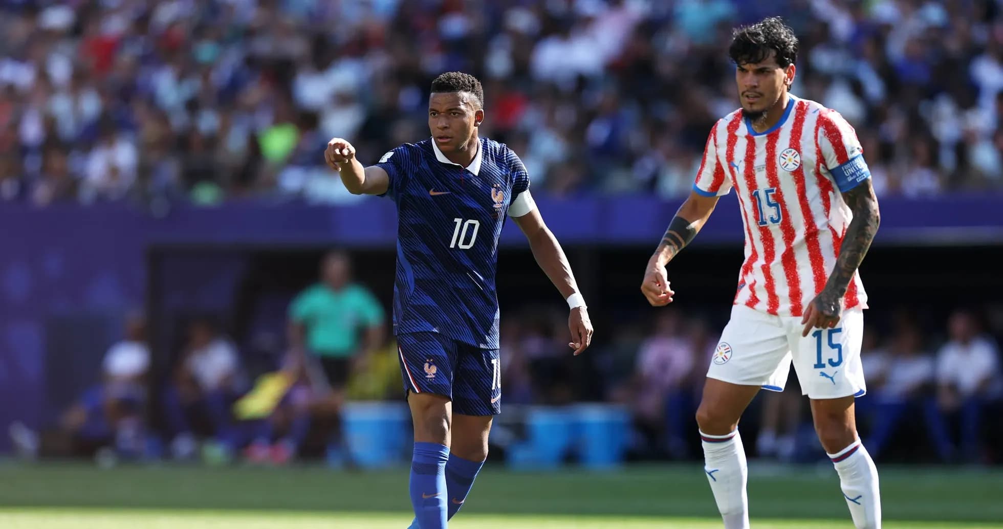 Mbappé y jugador de Paraguay en el partido Mbappé y jugador de Paraguay en el partido