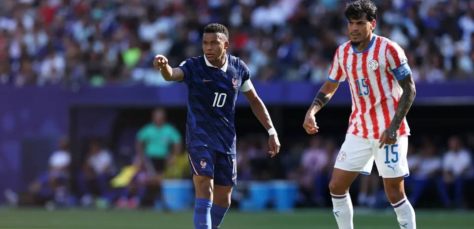 Mbappé y jugador de Paraguay en el partido Mbappé y jugador de Paraguay en el partido